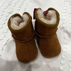 Infant Uggs with pink bow